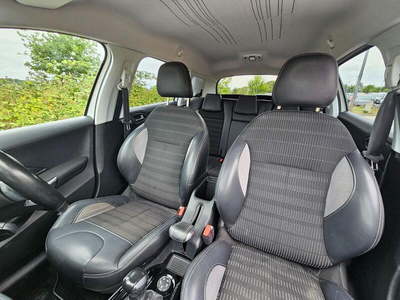 View PEUGEOT 2008 1.6 e-HDi Allure